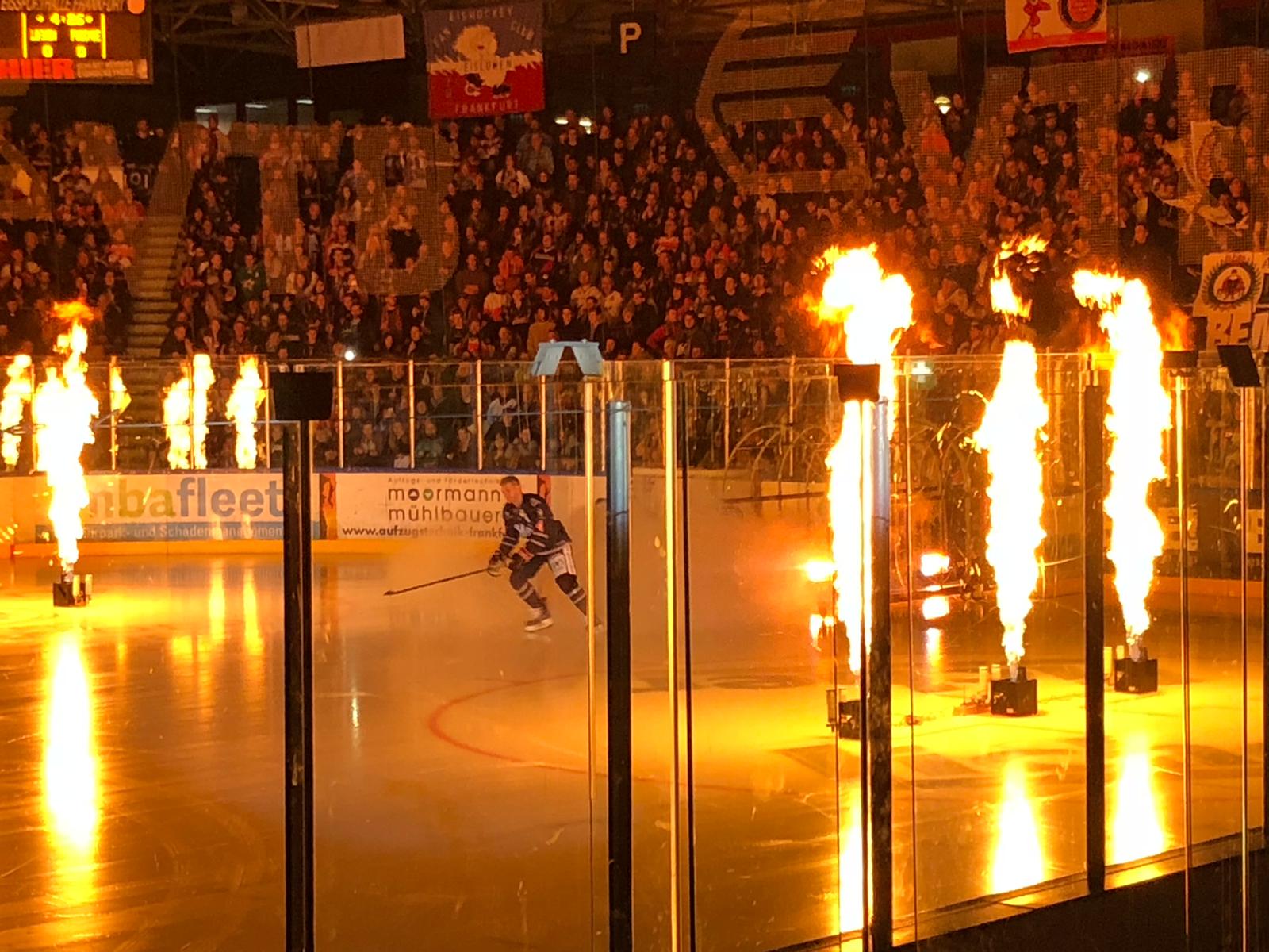 Löwen Frankfurt Stadion mit Pyro